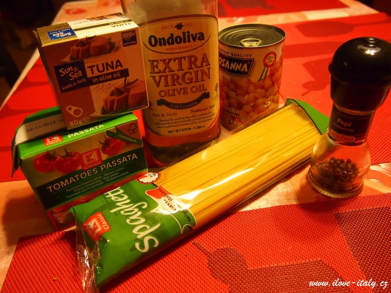 Ingredience špagety a tuňák