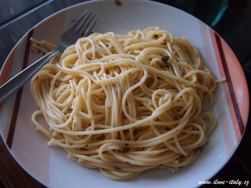 špagety s černým lanýžem