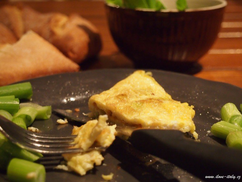 omeleta s cibulí a parmezánem