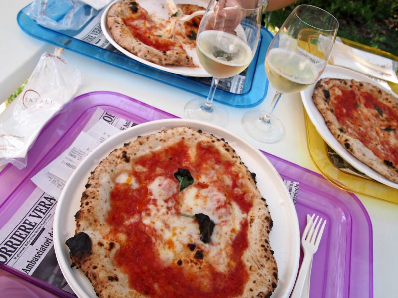 pravá neapolská pizza margherita